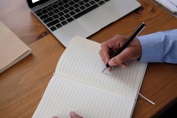 Mann schreibt Notiz auf Notizbuch. Geschäftsmann arbeitet Organisation pla — Stockfoto