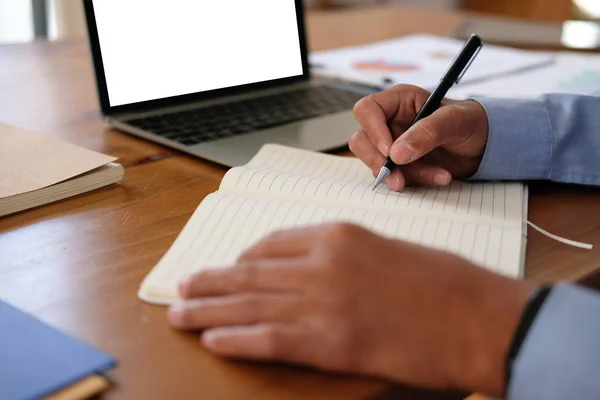 Hombre escribiendo nota en el cuaderno. hombre de negocios trabajando organizando pla — Foto de Stock