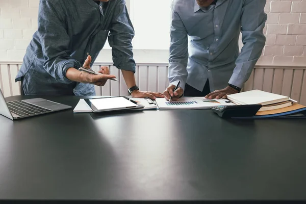 Os empresários têm uma reunião. homem de negócios trabalhando com a equipe — Fotografia de Stock