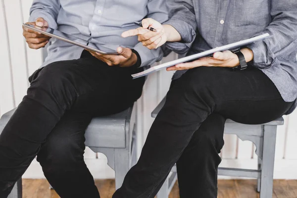 Gente de negocios discutiendo con documento usando tableta — Foto de Stock