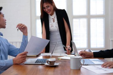 iş kadını colleag ile iş projesi tartışırken analiz