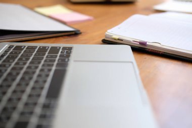 kütüphane masasında bilgisayar defteri sabit. okula geri lea