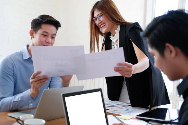 Empresaria analizando discutiendo proyecto de negocio con Colectivo — Foto de Stock