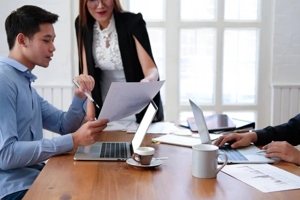 Empresaria analizando discutiendo proyecto de negocio con Colectivo — Foto de Stock