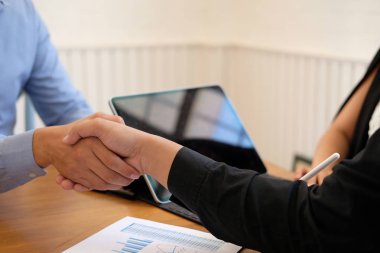 İş adamları toplantıdan sonra el sıkışıyor. iş arkadaşları handshak