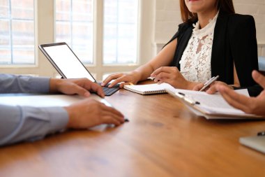 iş ilanı için aday mülakat insan kaynakları ekibi. Uygula