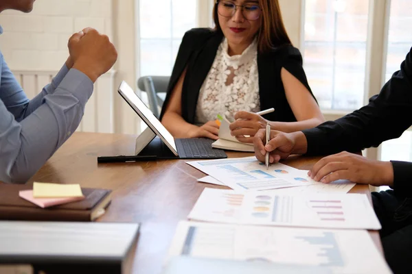 Empresaria que trabaja discutiendo con su colega. gente de negocios — Foto de Stock