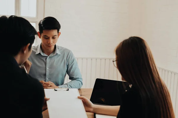 Equipo de recursos humanos entrevistando a candidato para vacante de empleo. appl — Foto de Stock