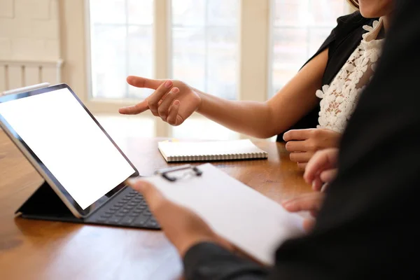 Empresaria que trabaja discutiendo con su colega. gente de negocios — Foto de Stock