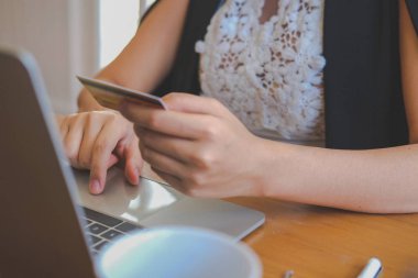 online alışveriş için bilgisayar ve kredi kartı kullanan kadın