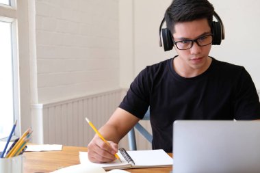bilgisayar onli ile öğrenme dersi okuyan adam üniversite öğrencisi