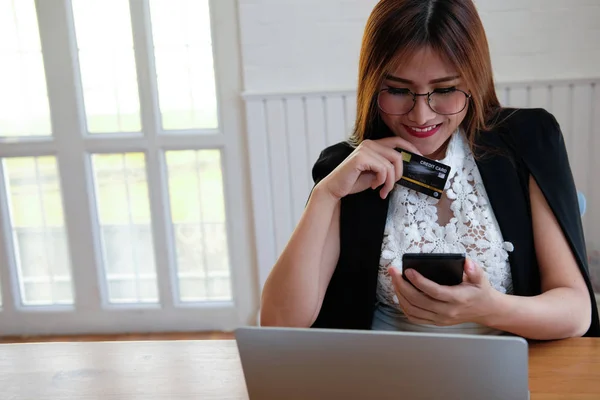 Online shoppi için cep telefonu ve kredi kartı tutan kadın — Stok fotoğraf