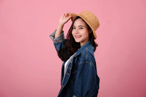 Ritratto di donna asiatica sorridente che indossa una giacca di jeans. studio sho — Foto Stock