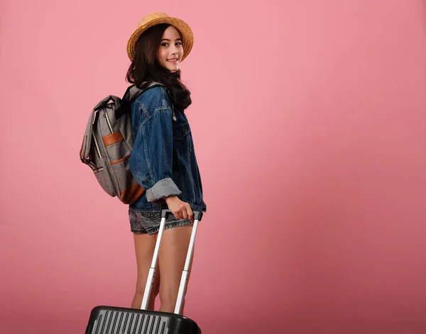Жінка рюкзак мандрівник з рюкзаком. подорожі подорожі. вул — стокове фото