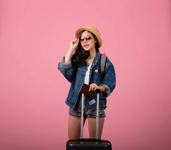 Mulher mochileiro viajante com mochila e passaporte. viagem de viagem — Fotografia de Stock