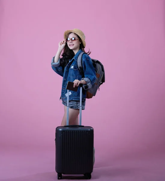 Mulher mochileiro viajante com mochila e passaporte. viagem de viagem — Fotografia de Stock