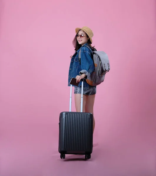 Mulher mochileiro viajante com mochila e passaporte. viagem de viagem — Fotografia de Stock