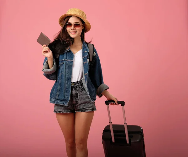 Mulher mochileiro viajante com mochila e passaporte. viagem de viagem — Fotografia de Stock