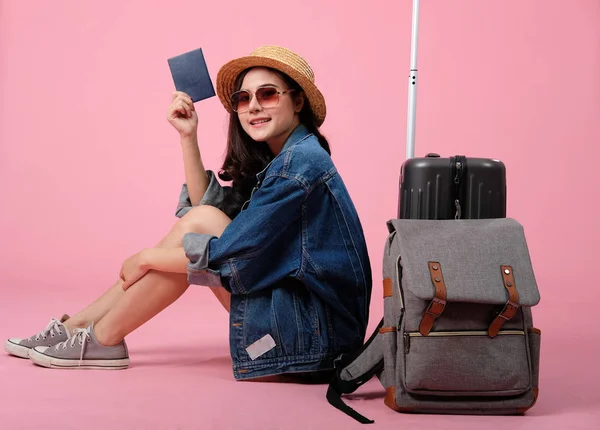 Mujer mochilero viajero con mochila y pasaporte. viaje — Foto de Stock