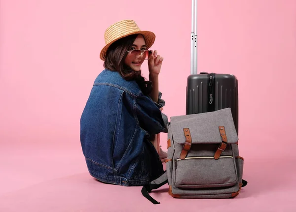 Nő hátizsákos utazó hátizsák. utazás út utazás. St — Stock Fotó