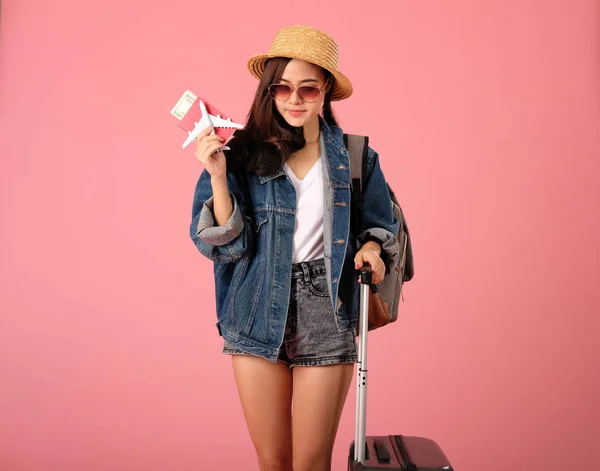 Mulher mochileiro viajante com passaporte e dinheiro. viagem tr — Fotografia de Stock