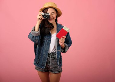 kamera pasaport para ile kadın backpacker gezgin . yolculuk t