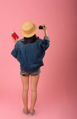 kamera pasaport para ile kadın backpacker gezgin . yolculuk t