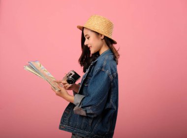 kamera haritası ile kadın backpacker gezgin. yolculuk yolculuk seyahat. 