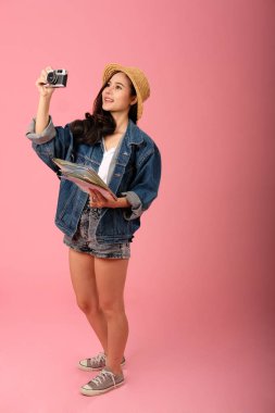 kamera haritası ile kadın backpacker gezgin. yolculuk yolculuk seyahat. 
