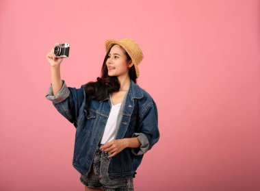 kamera ile kadın backpacker gezgin. yolculuk yolculuk seyahat. Damızlık