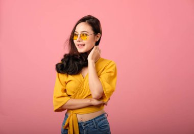 rahat giyim içinde gülümseyen Asyalı kadın portresi. stüdyo çekimi