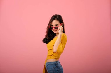 rahat giyim içinde gülümseyen Asyalı kadın stüdyo portresi. Studi