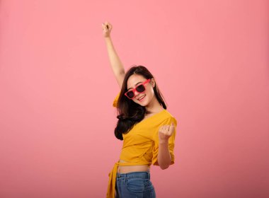 rahat giyim içinde gülümseyen Asyalı kadın stüdyo portresi. Studi