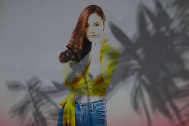 rahat giyim içinde gülümseyen Asyalı kadın portresi. stüdyo çekimi