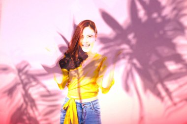 rahat giyim içinde gülümseyen Asyalı kadın portresi. stüdyo çekimi