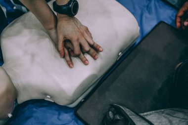 Cpr ilk yardım canlandırma eğitimi. kukla üzerinde göğüs sıkıştırma