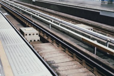 tren istasyonunda demiryolu demiryolu. 