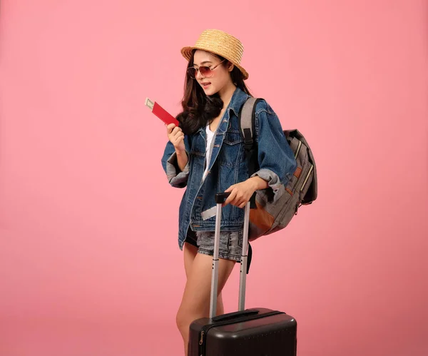 Nő hátizsákos utazó útlevél, pénzt. utazás utazás TR — Stock Fotó