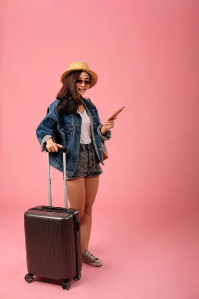 Жінка рюкзак мандрівник з паспортним грошовим багажем. подорож т — стокове фото