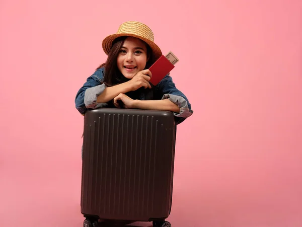 Mulher viajante mochileiro com bagagem dinheiro passaporte. viagem t — Fotografia de Stock