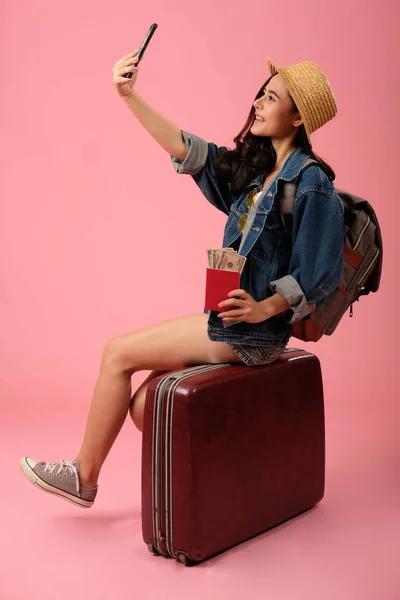 Viajero mochilero mujer con dinero pasaporte smartphone. duración del viaje — Foto de Stock