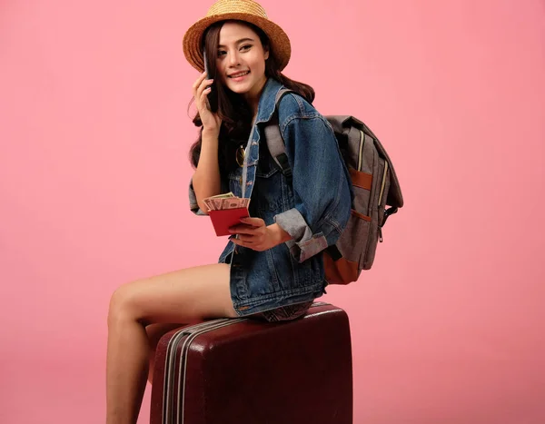 Nő hátizsákos utazó smartphone útlevél pénzt. Utazás — Stock Fotó
