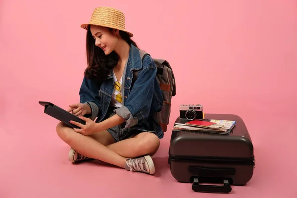 Жінка рюкзак мандрівник тримає планшет. подорожі подорожі. с-і — стокове фото