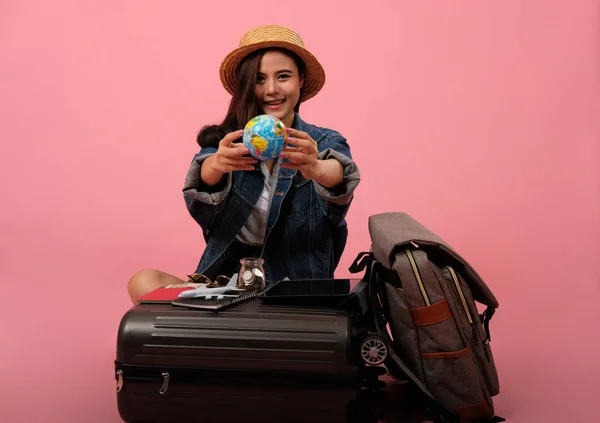 Nő hátizsákos utazó Holding Globe tervezés utazási destinat — Stock Fotó