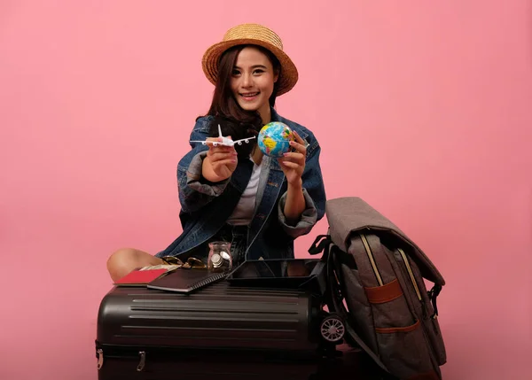 Nő hátizsákos utazó Holding Globe tervezés utazási destinat — Stock Fotó