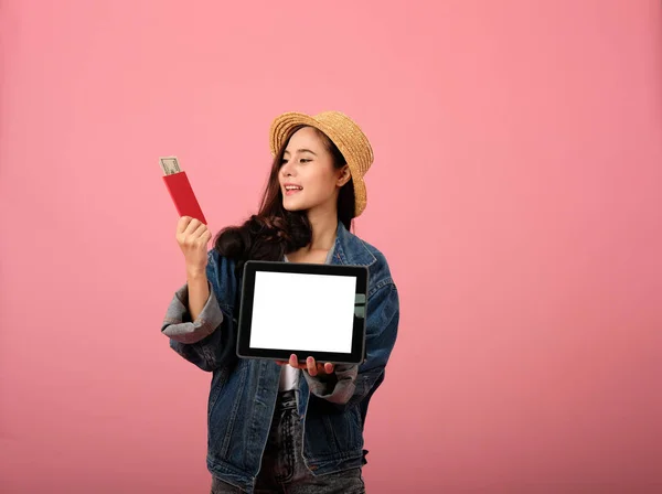 Viajero mochilero mujer con dinero pasaporte tableta. viaje t — Foto de Stock