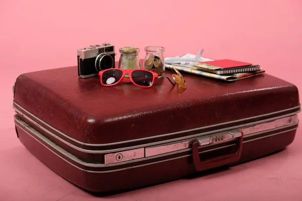 Багажна камера для окулярів гроші. подорож мандрівка відпустка — стокове фото
