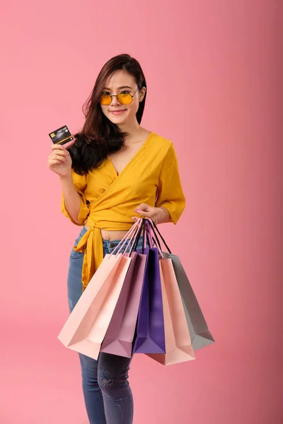 Mujer con tarjeta de crédito y bolsas de compras. consumismo estilo de vida — Foto de Stock