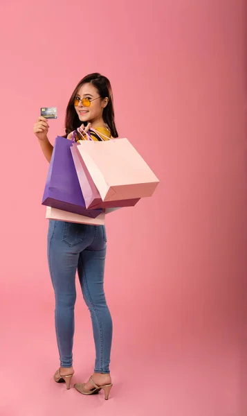 Mujer con tarjeta de crédito y bolsas de compras. consumismo estilo de vida — Foto de Stock