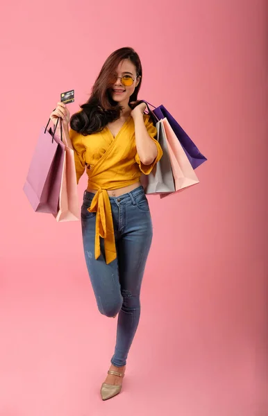 Mujer con tarjeta de crédito y bolsas de compras. consumismo estilo de vida — Foto de Stock